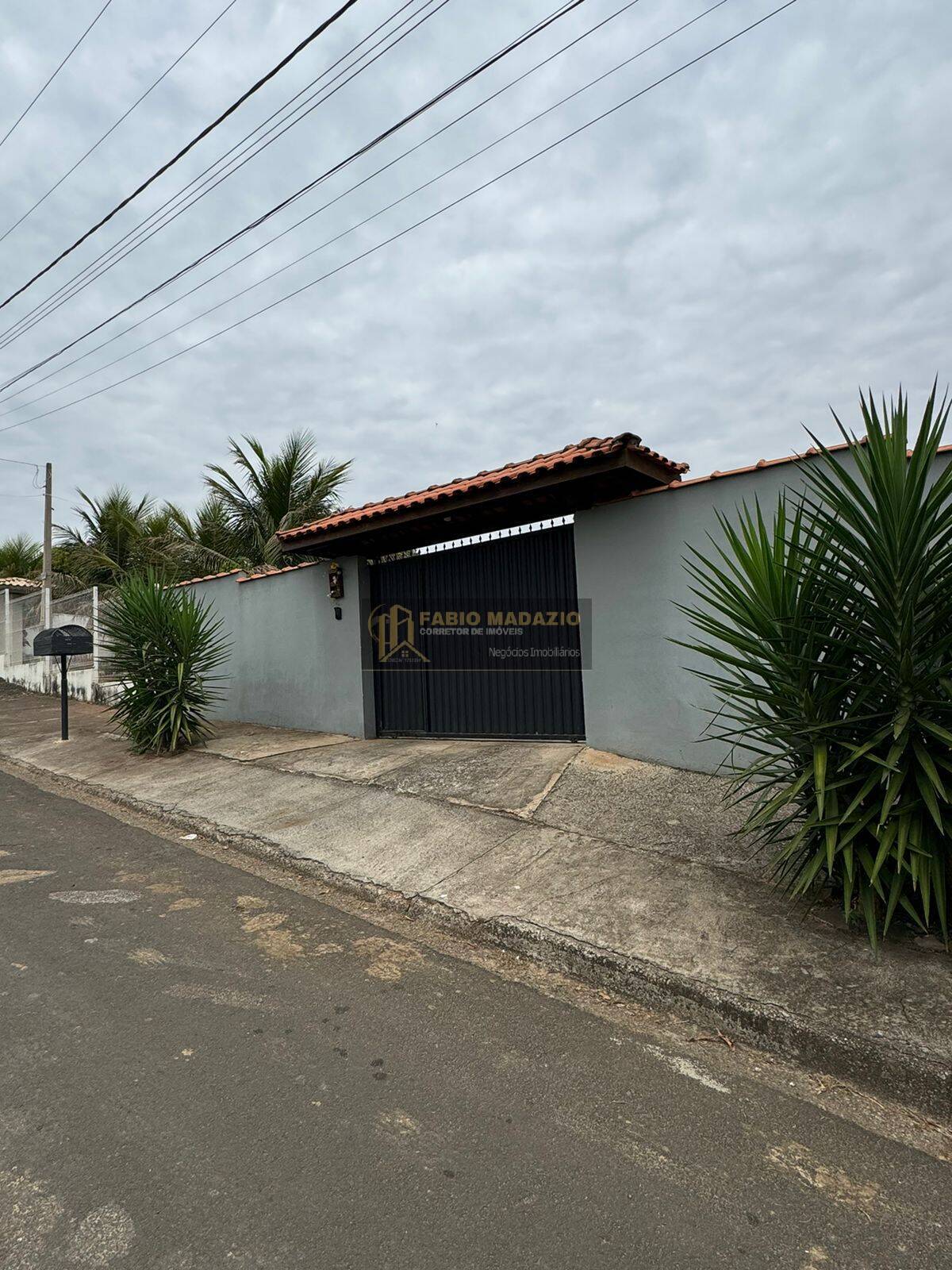 Chácara à venda com 3 quartos, 226m² - Foto 1