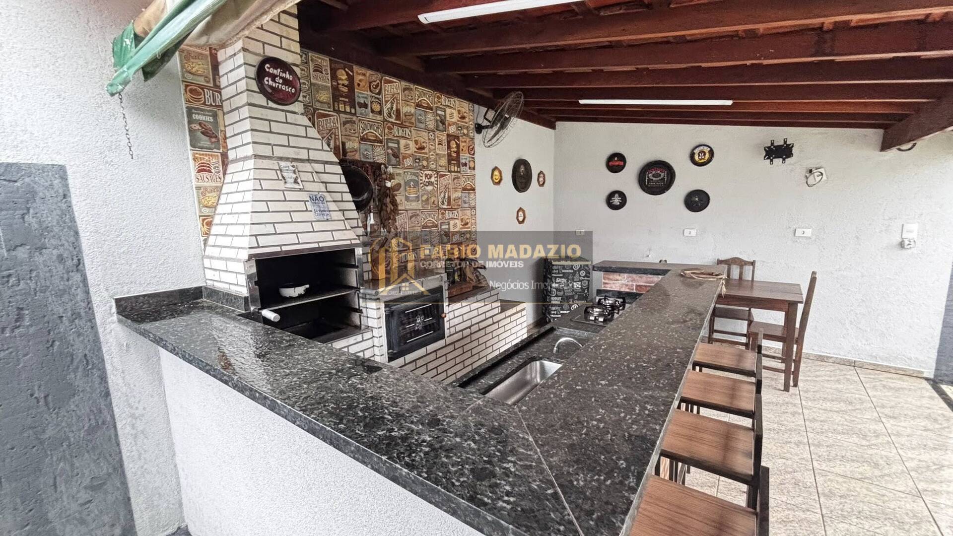 Casa à venda com 2 quartos, 110m² - Foto 1